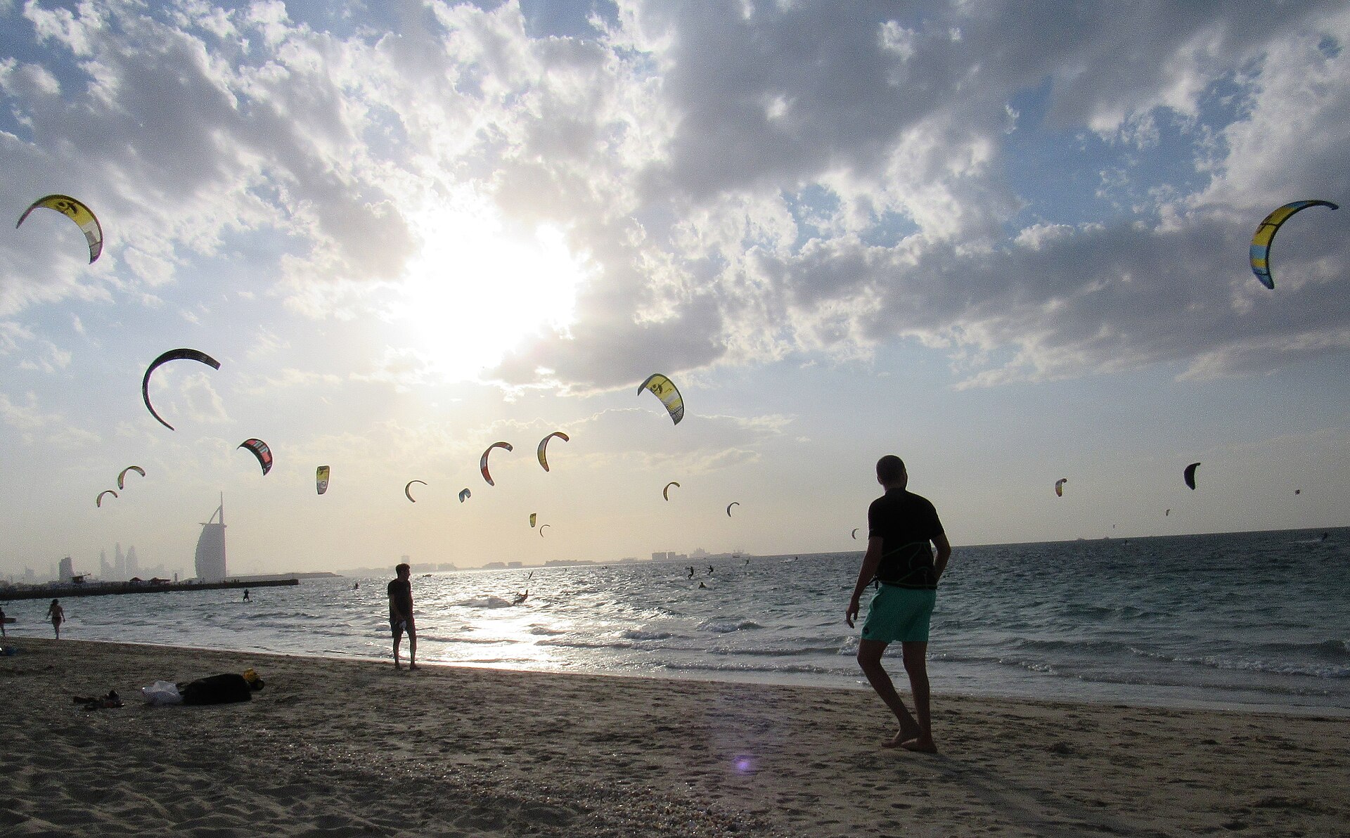 Kitesurfare över Kite Beach i Jumeirah