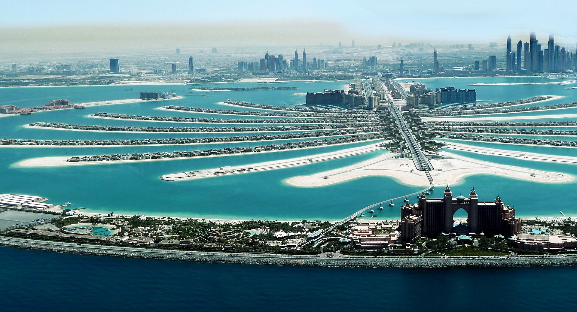 Palm Jumeirah ovanifrån med Atlantis i förgrunden och Dubai Marina i bakgrunden