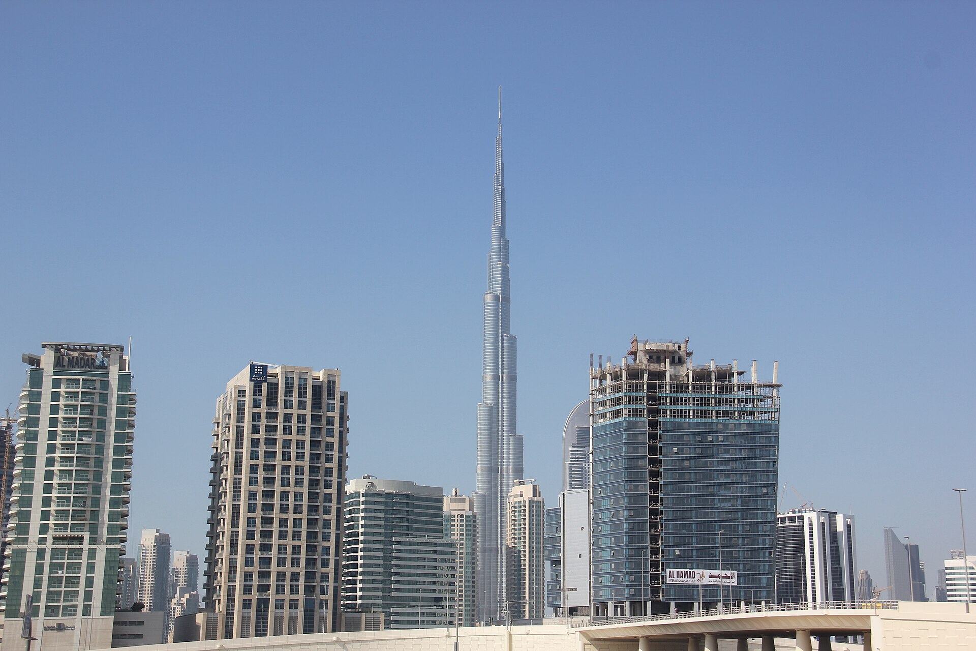 Burj Khalifa reser sig över Downtown Dubai