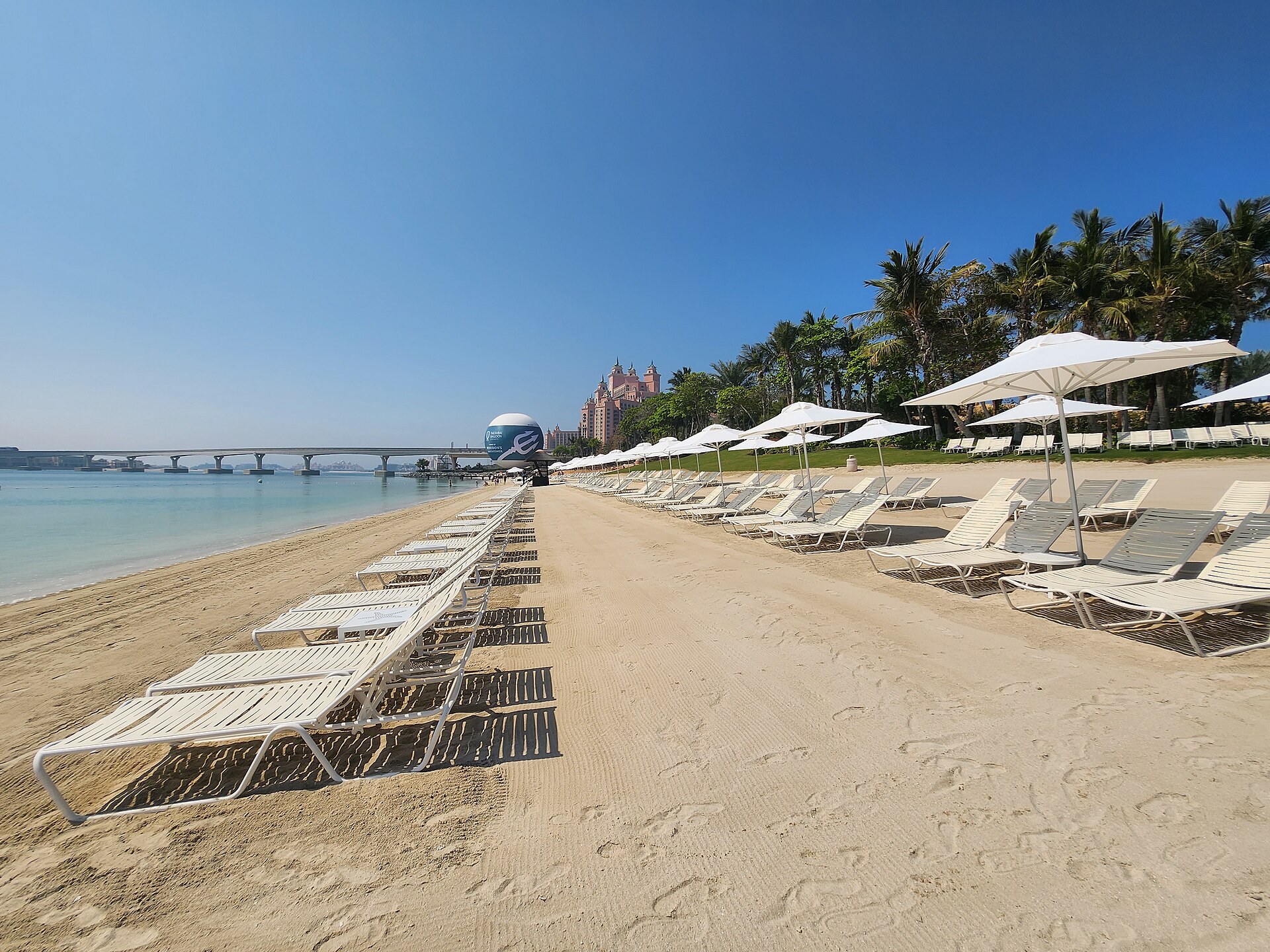 Solstolar på stranden vid Aquaventure på Palm Jumeirah
