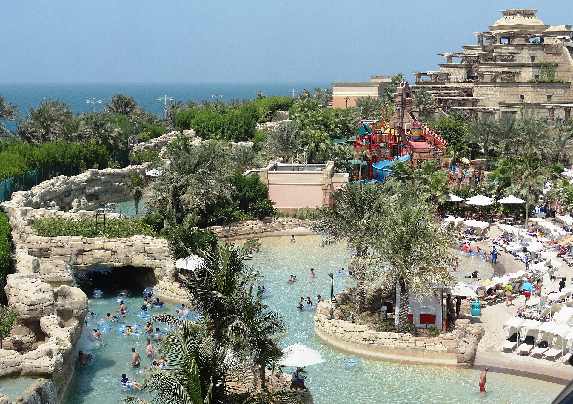 Pooler och vattenrutschbanor i Aquaventure vid Atlantis