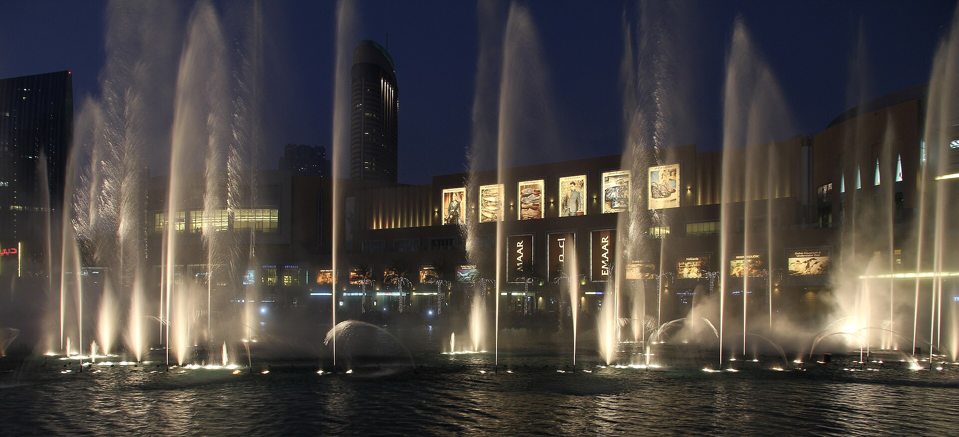 Fontänshowen vid Dubai Mall i skymningen