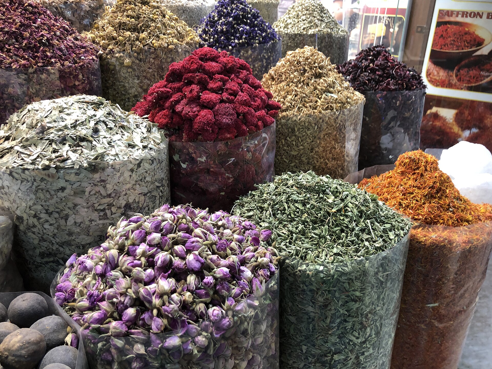 Kryddor och torkade blommor i kryddsouken i Deira
