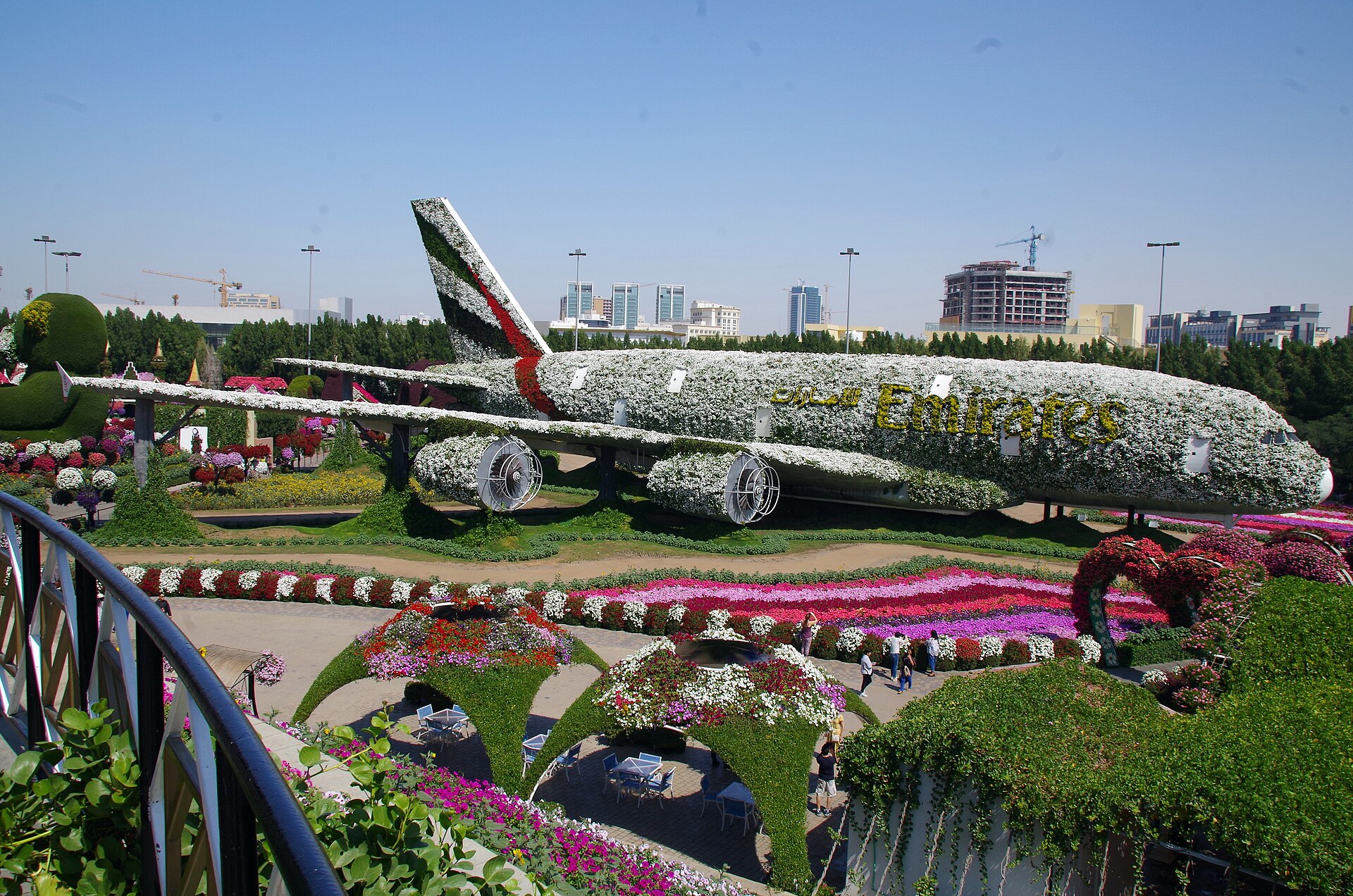 Flygplan täckt av blommor i Dubai Miracle Garden