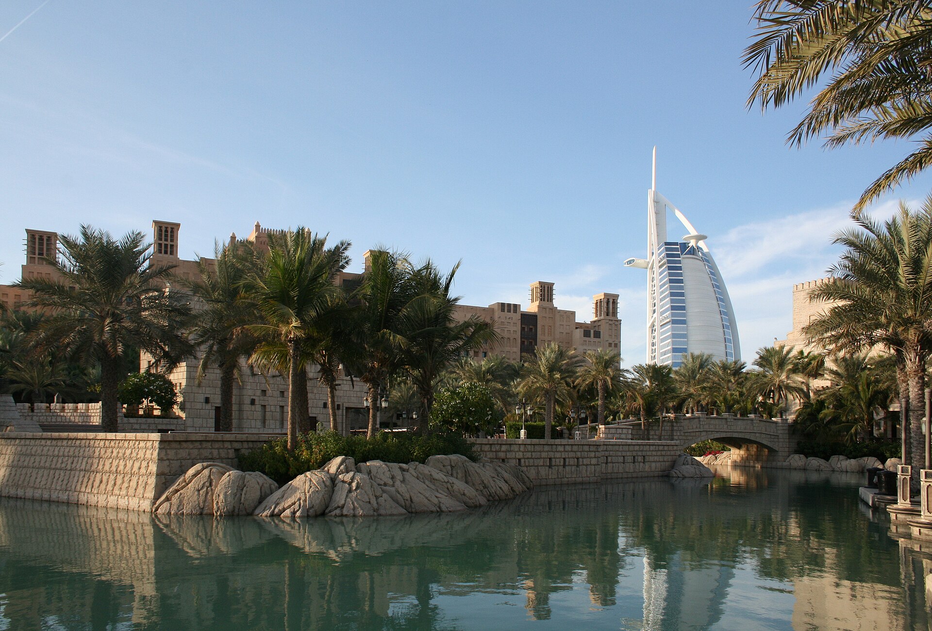 Madinat Jumeirah med Burj Al Arab i bakgrunden