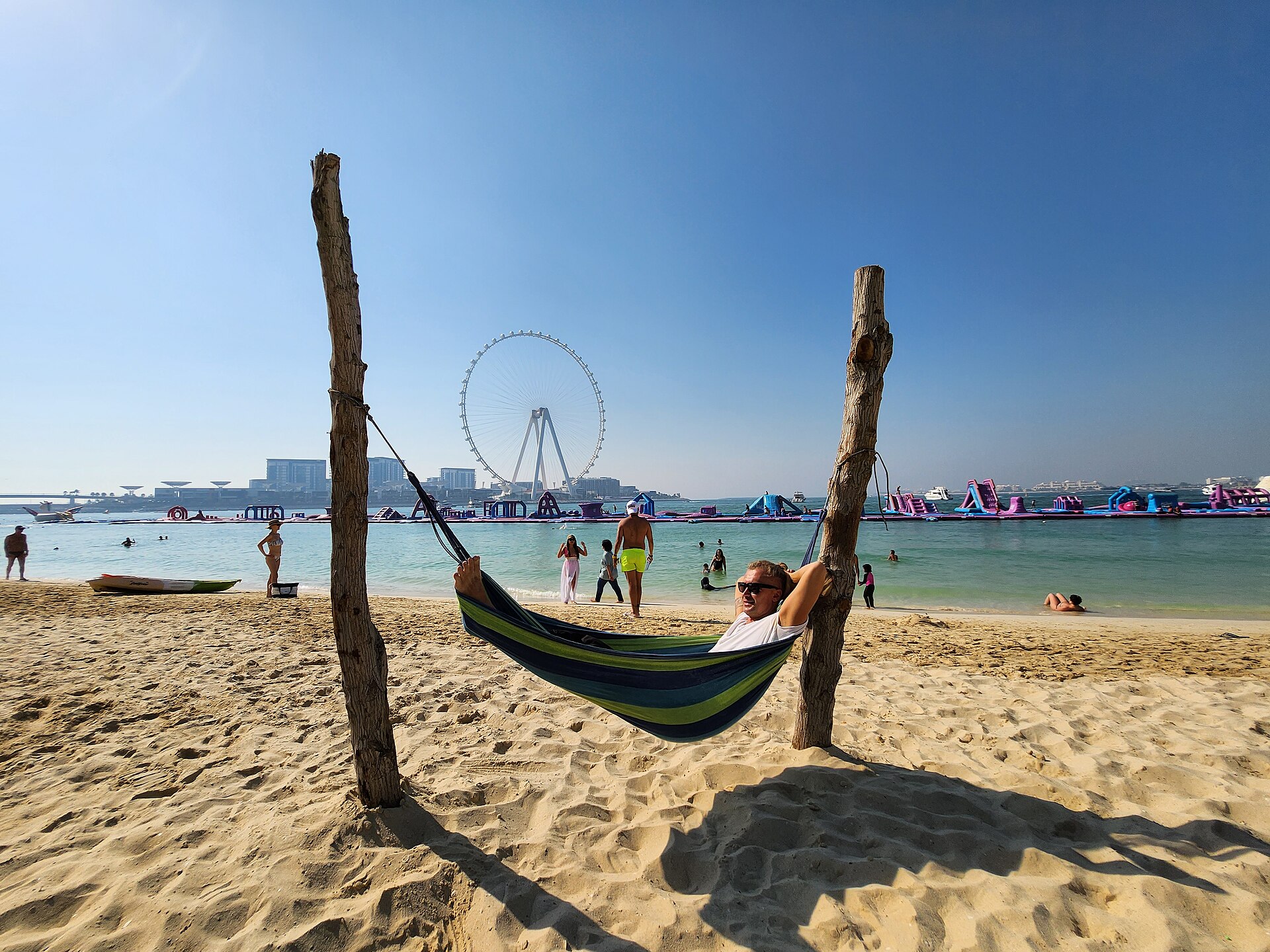 Hängmatta på stranden vid JBR med pariserhjulet Ain Dubai i bakgrunden