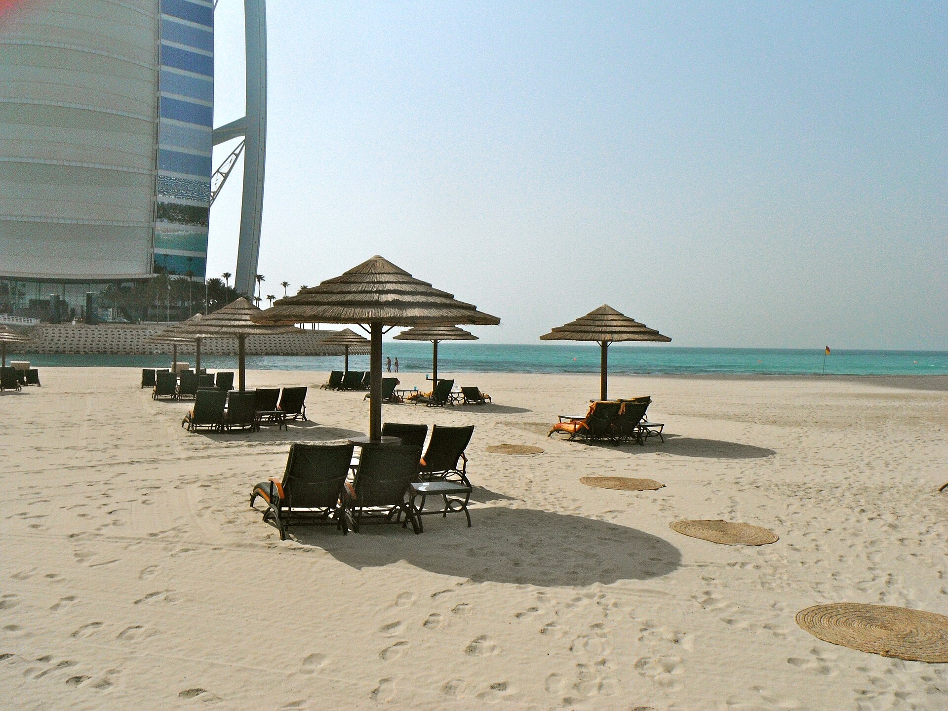 Parasoller och solstolar på Jumeirah Beach