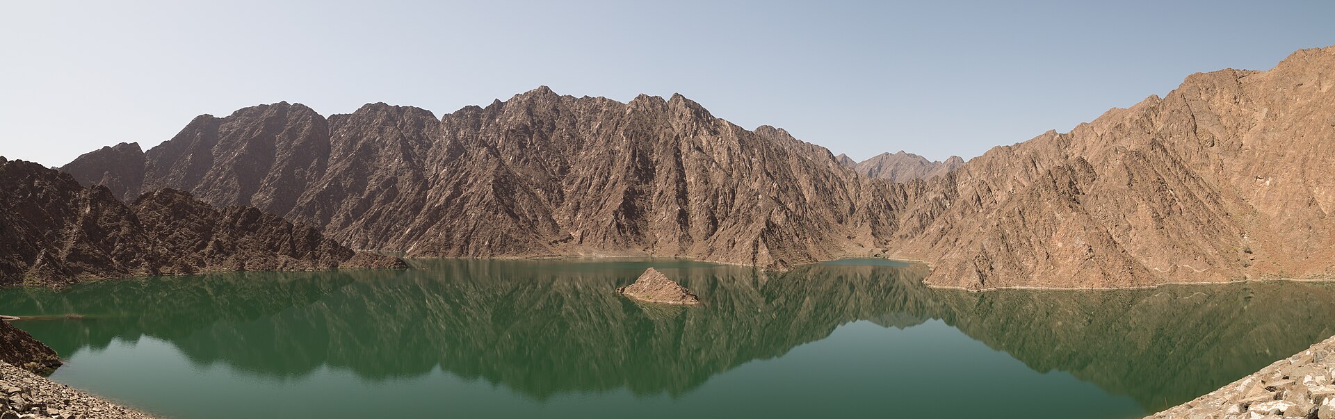 Hattadammen mellan bergen i Hatta, en vanlig dagstur med bil från Dubai