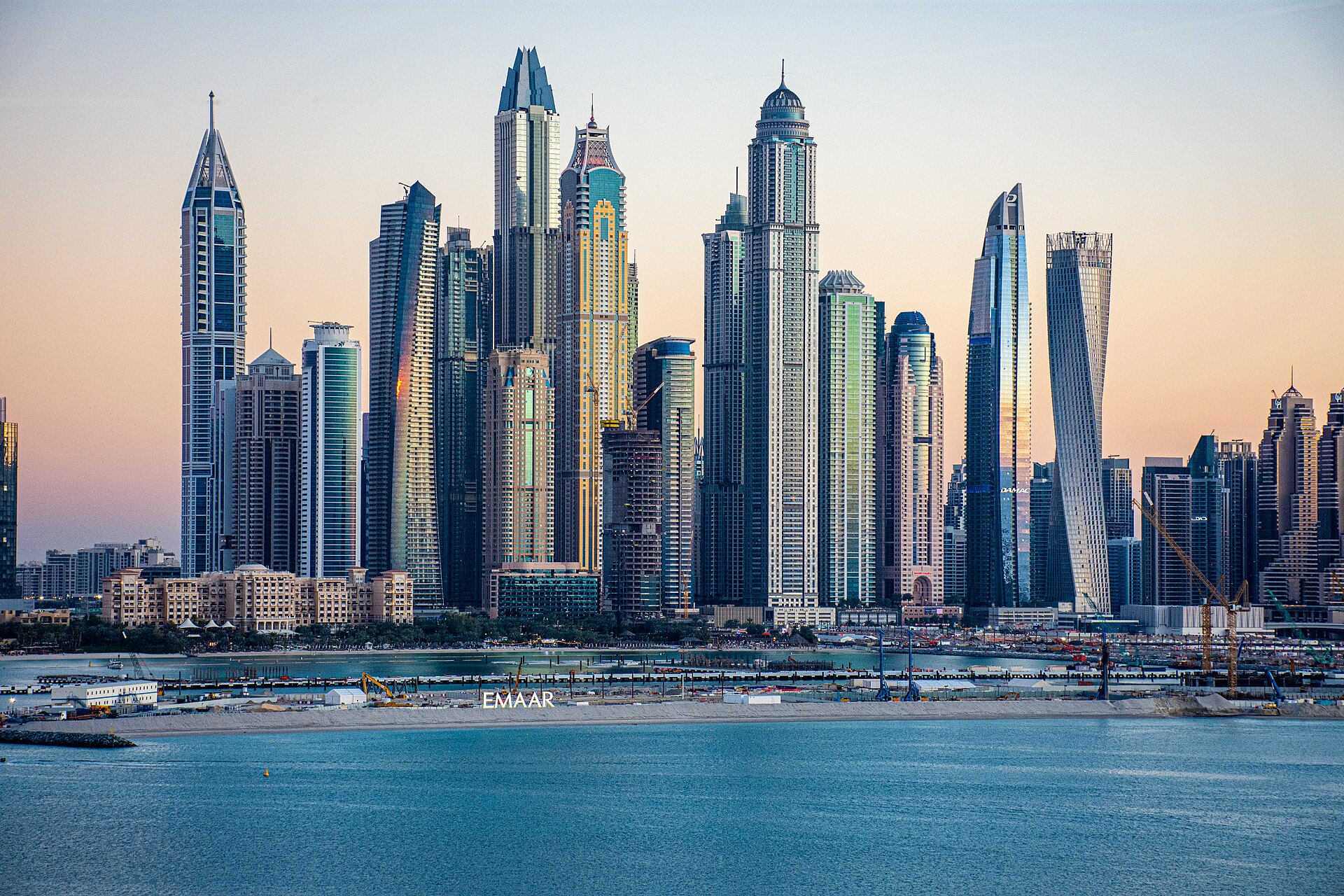 Skyskraporna i Dubai Marina vid vattnet
