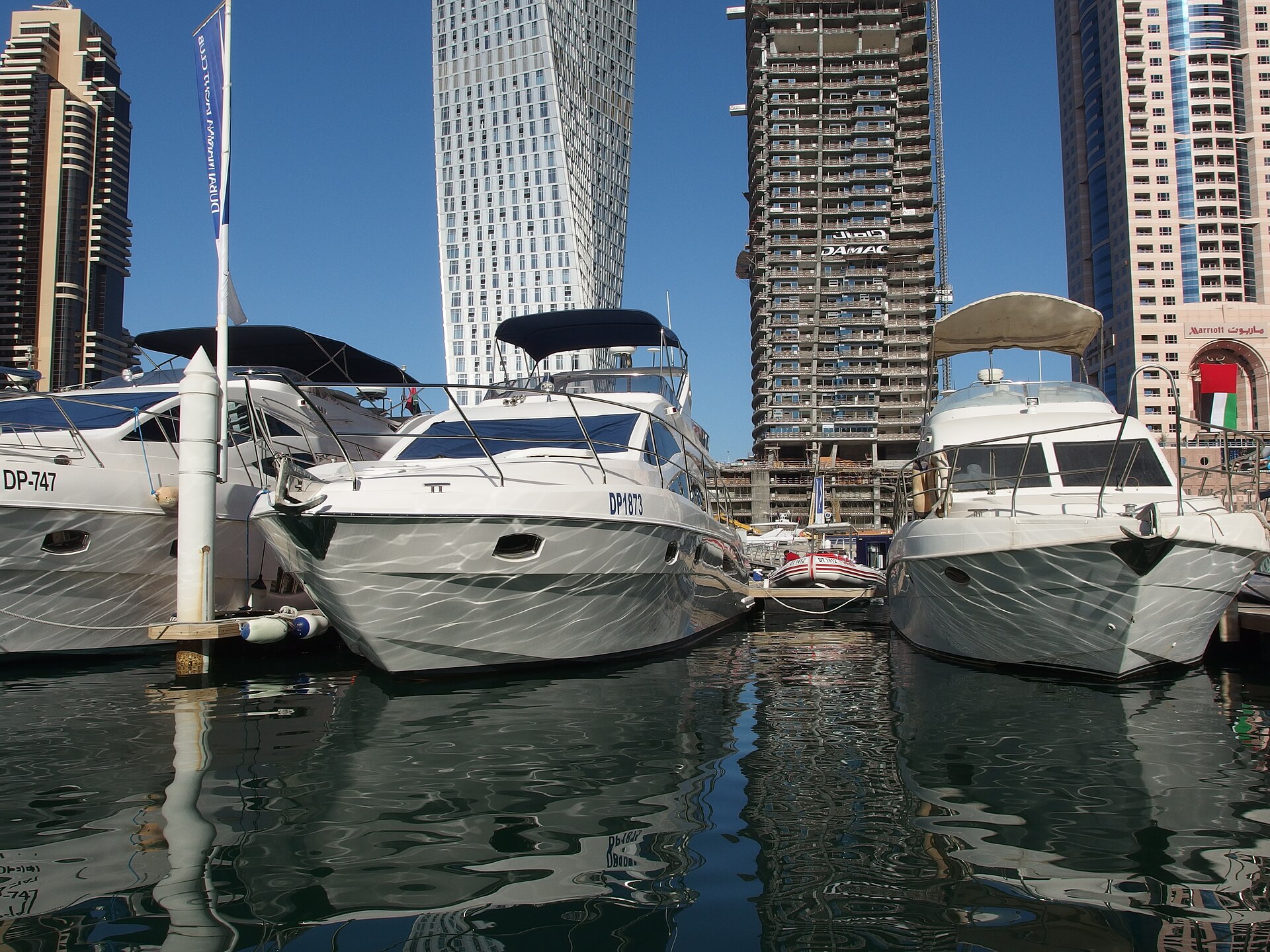 Båtar i hamnen i Dubai Marina