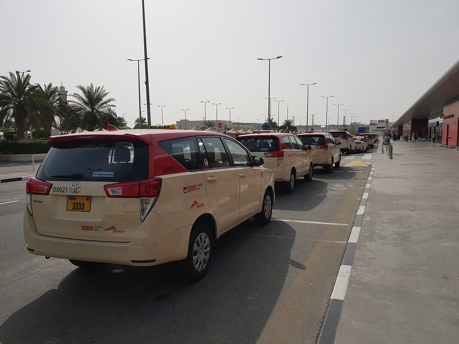 Taxibilar utanför terminal 2 på Dubai International Airport