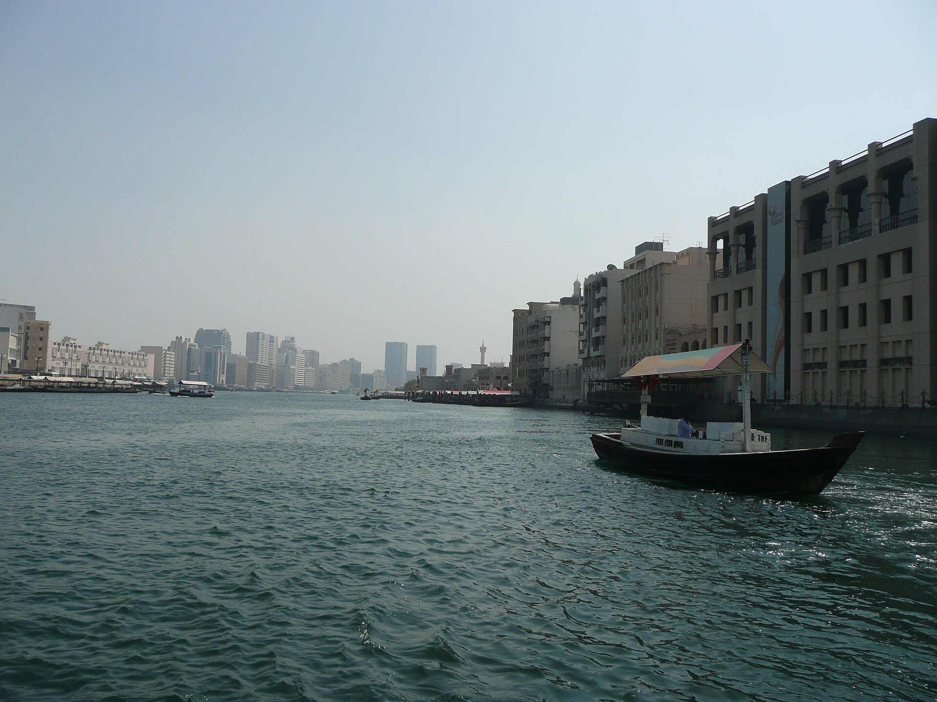 Utsikt över Dubai Creek från en abra-båt